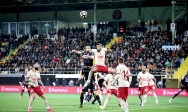 GALATASARAY ŞANSINI RÖVANŞA BIRAKTI